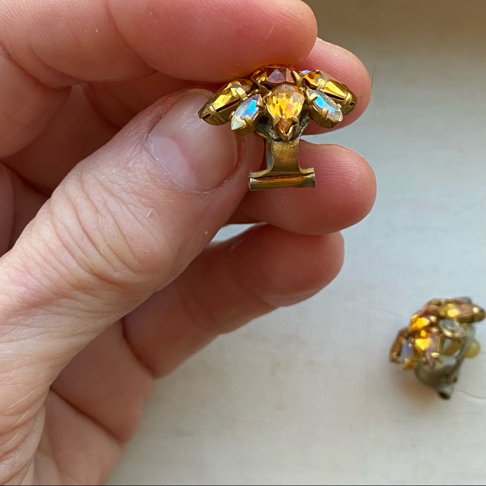 Vintage floral clip ons - Picture 7 of 9